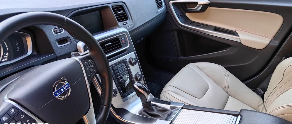 Volvo V60 cena 65000 przebieg: 212000, rok produkcji 2016 z Warszawa małe 56